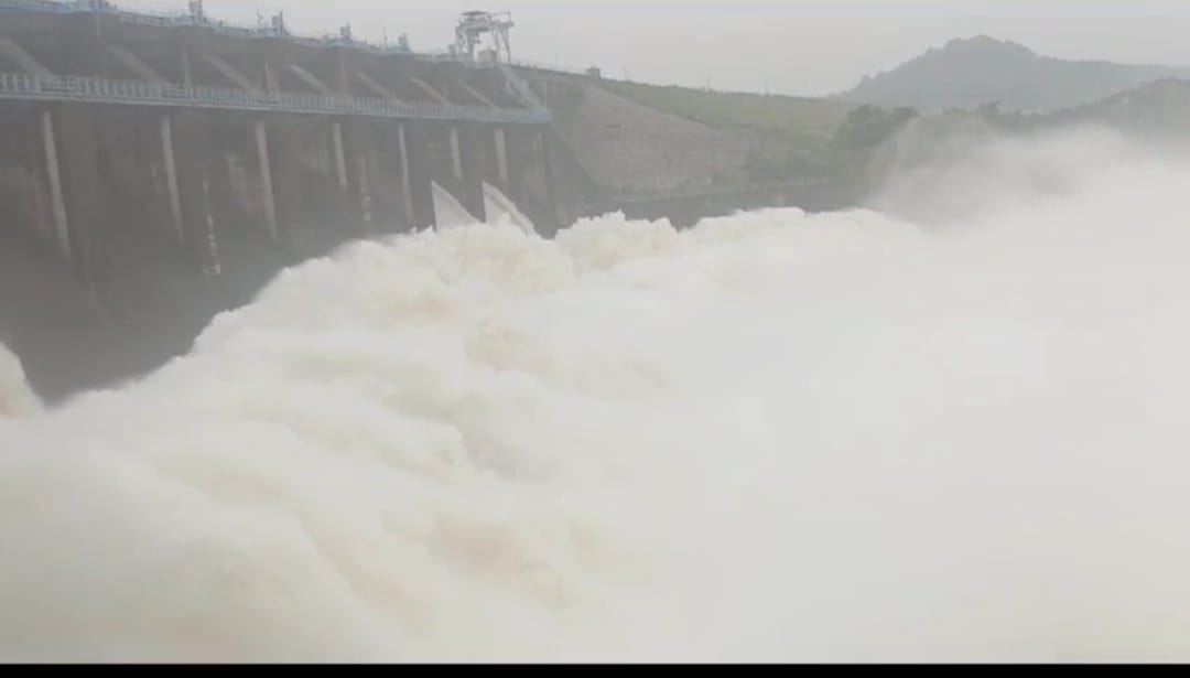 बारिश का इफ़ेक्ट : अलर्ट मोड में धनबाद जिला प्रशासन, मैथन -पंचेत खतरे के करीब 