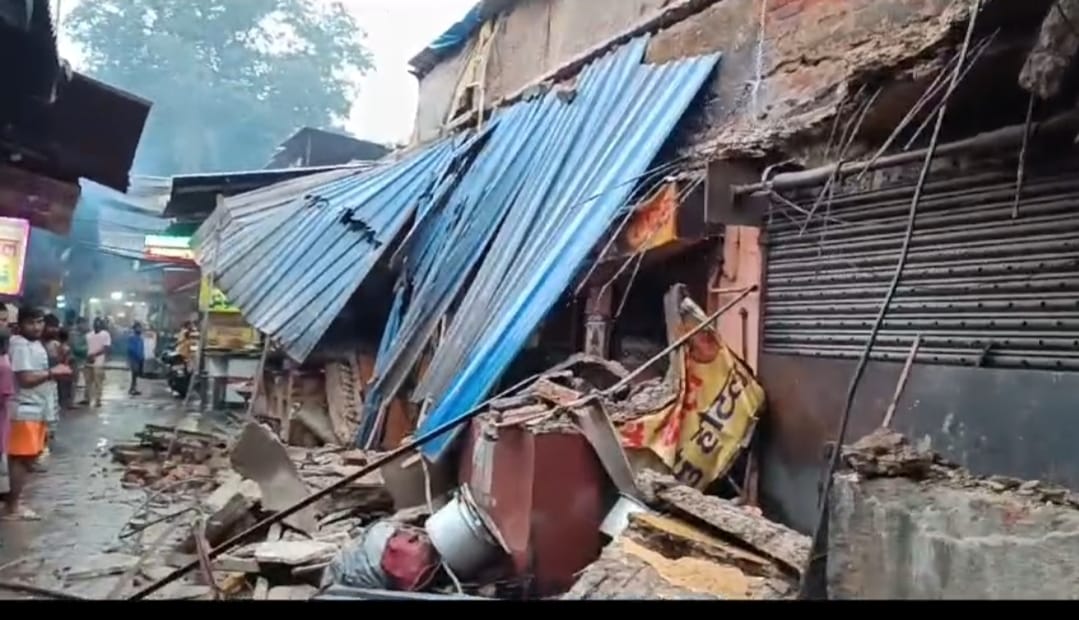 धनबाद के स्टेशन रोड में दुकान का छज्जा ढहा, राहगीर समेत तीन घायल