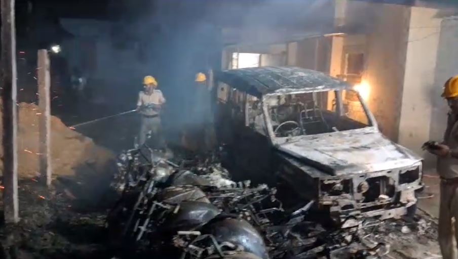 मुजफ्फरपुर: पुलिस छापेमारी में भागने के दौरान युवक की मौत, गुस्साए ग्रामीणों ने थाने में लगाई आग, कई गाड़ियों को किया आग के हवाले 
