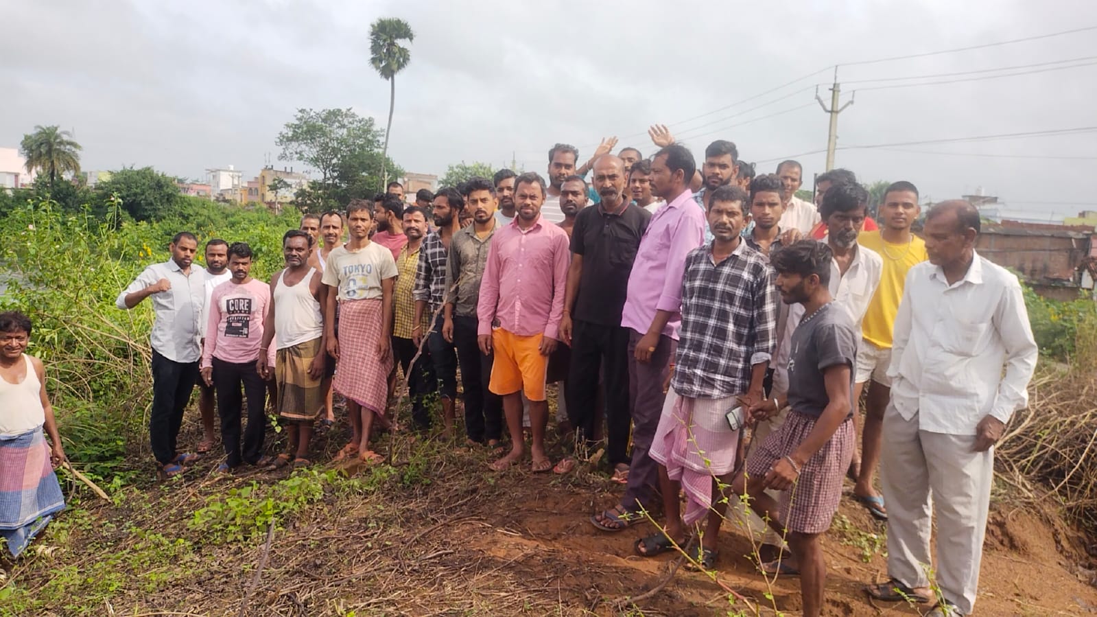 दुमका के तालाब पर भूमाफियाओं की नजर, कचरा डंप कर बेच रहे जमीन, SDO ने सीओ को दिया जांच का निर्देश