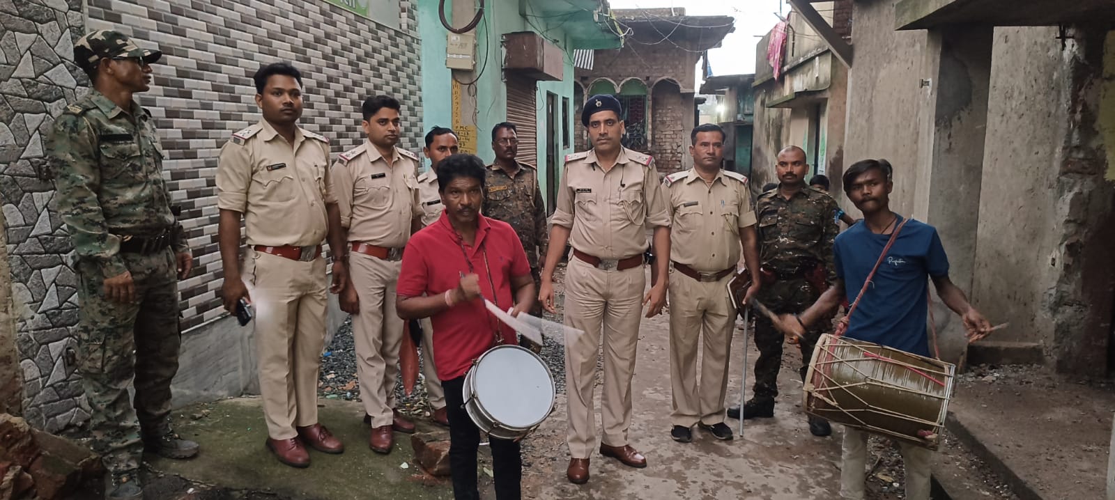ढोल -नगाड़े के साथ पुलिस पहुंची प्रिंस खान और छोटू सिंह के घर, चिपकाया इश्तेहार