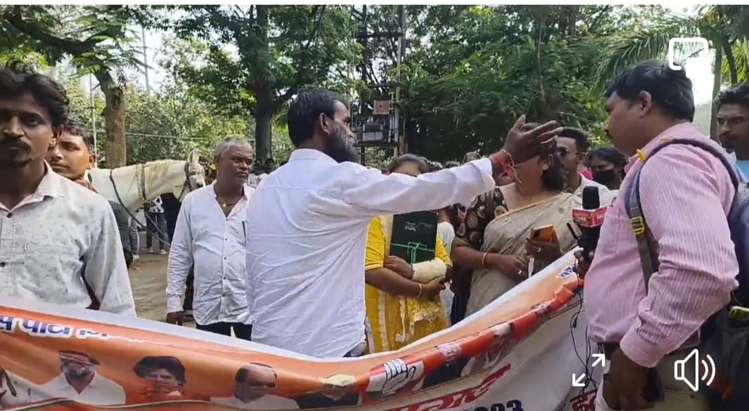 कांग्रेस में गुटबाजी का हाल: प्रदेश अध्यक्ष के खिलाफ धनबाद में बैठक तो रांची में धनबाद जिला अध्यक्ष के खिलाफ घोड़े के साथ प्रदर्शन 