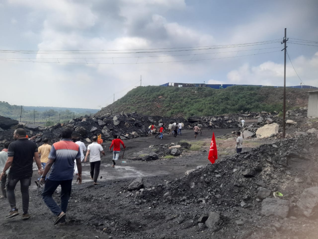 ट्रक लोडिंग को लेकर फिर भिड़े सिंह मेन्शन और रघुकुल समर्थक, खूब चले लाठी -डंडे