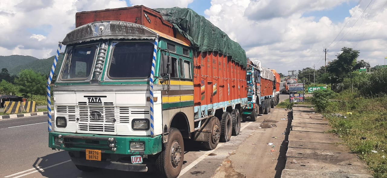 BIG QUESTION: किसके आदेश के इंतजार में तोपचांची में 72 घंटे से खड़े है चार दर्जन कोयला लोड ट्रक