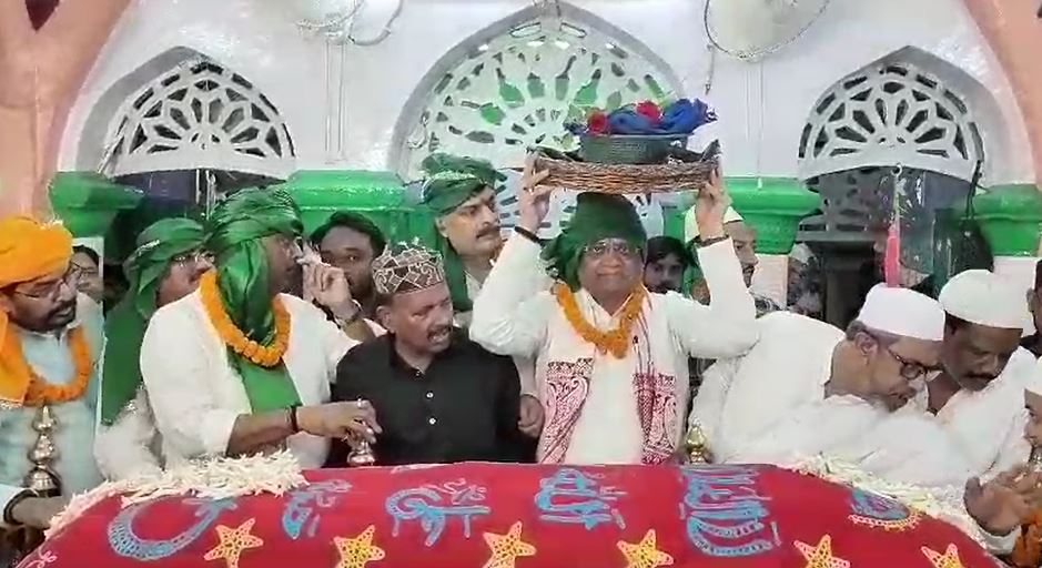 रिसालदार बाबा के चौखट पर कांग्रेस! प्रभारी ने चादर पोशी कर सूबे की खुशहाली और  CM हेमंत के लिए मांगी दुआ  