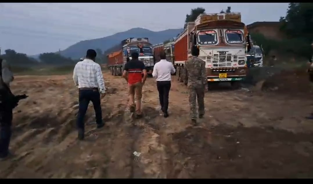 प्रशासनिक अमला रेस हुआ तो जीटी रोड से कोयला लोड 11ट्रक हुए जब्त,पांच दिन से खड़े थे सैकड़ों ट्रक
