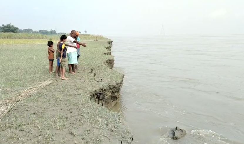 बगहा में एक बार फिर से गंडक नदी का रौद्र रूप, ग्रामीण प्रशासन से बचाव कार्य शुरू करने की कर रहे मांग 