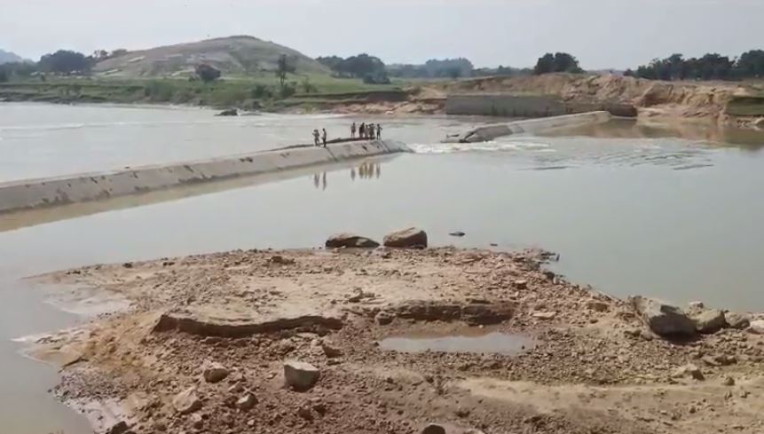 गुमला में हर घर नल योजना पूरी तरह फ्लॉप, चेक डैम टूटने से ग्रामीणों की उम्मीद पर फिरा पानी 