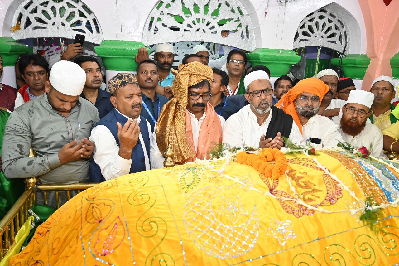 हज़रत रिसालदार बाबा के चौखट पर मुख्यमंत्री हेमंत सोरेन,राज्य में अमन चैन के लिए मांगी दुआ