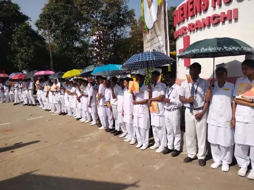 उदास चेहरे और गमगीन आंखों से बयां हुआ कार्डिनल के प्रति लोगों का प्यार, 35 किलोमीटर के मानव श्रंखला का निर्माण कर पार्थिव शरीर लाया गया रांची