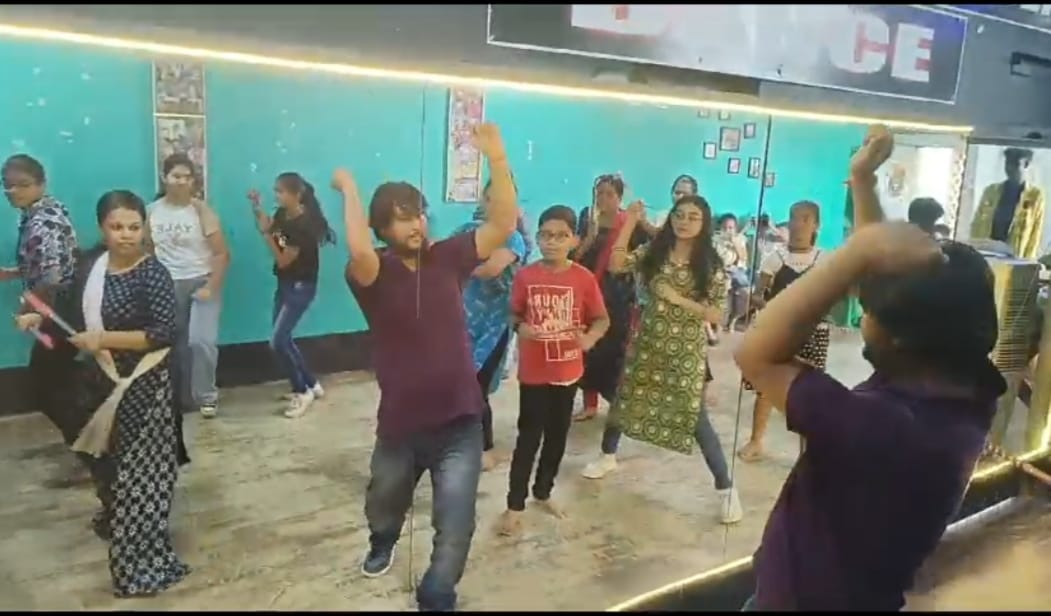 दुमका : दुर्गा पूजा को लेकर प्रशासनिक तैयारियां शुरू, शहर में फ्री डांडिया क्लास का आयोजन