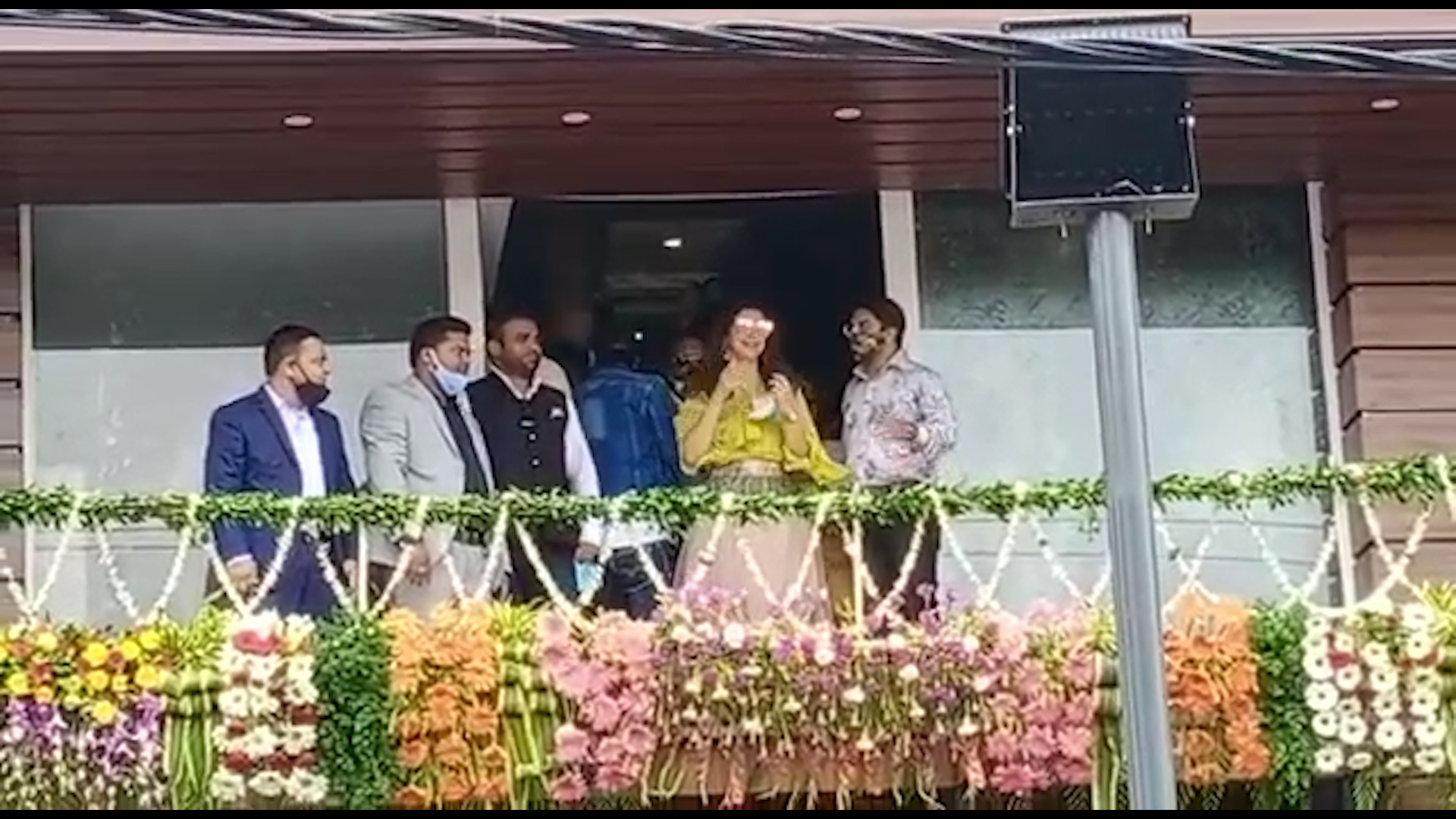 अभिनेत्री की एक झलक पाने के लिए बेकाबू हुए फैंस, कोरोना गाइनलाइन की उडी धज्जियां, डीसी ने दिया जांच का आदेश