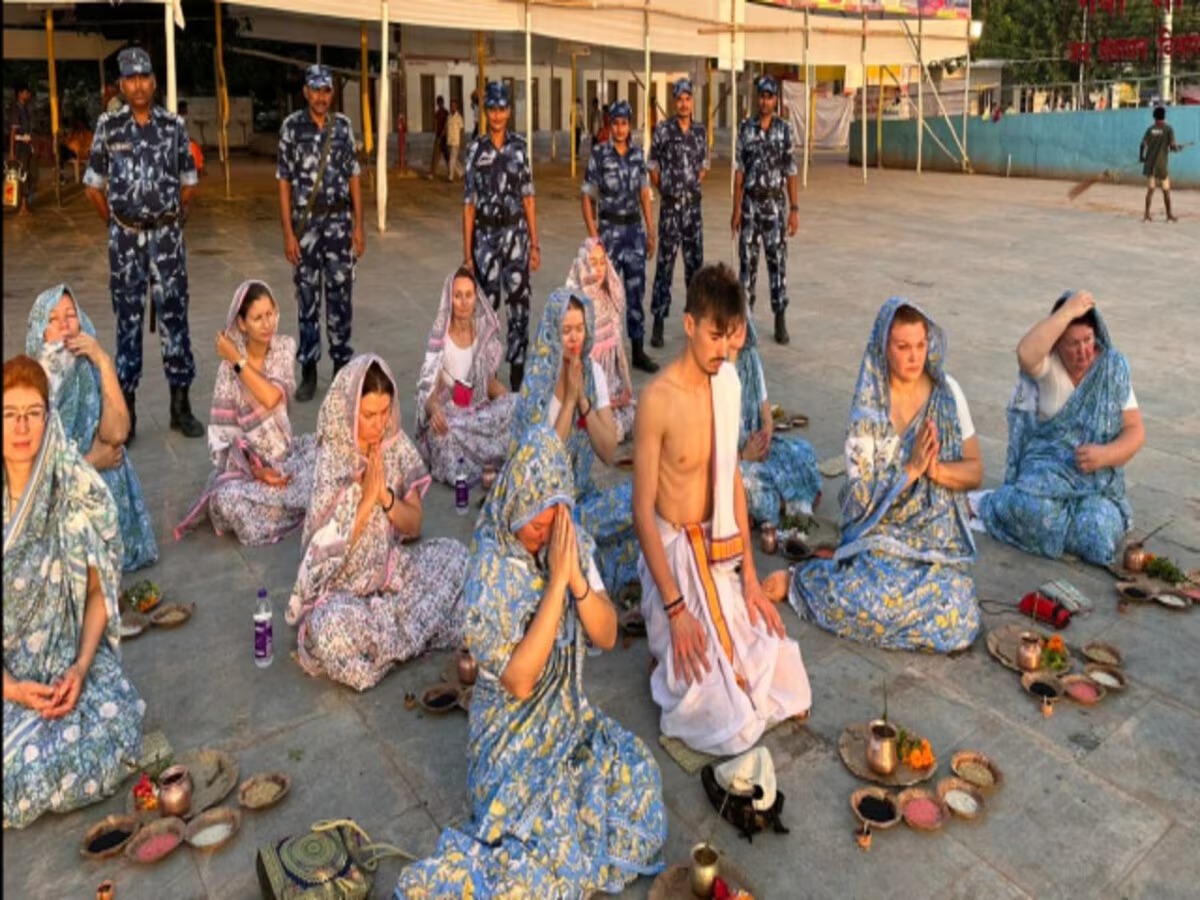 गया जी : विदेशी महिलाएं पहनी हुई थी भारतीय पोशाक  और कर रही थी कर्मकांड  