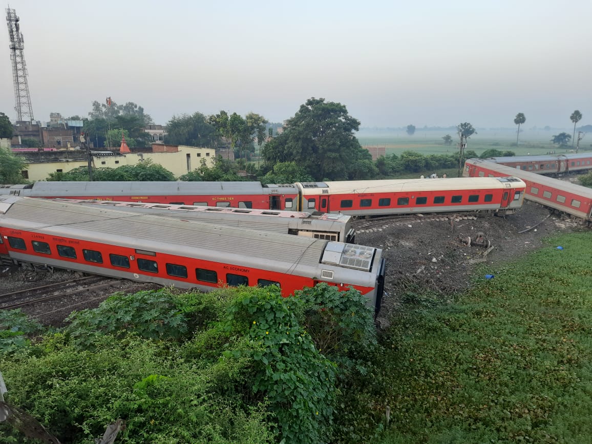 Breaking: बिहार में नॉर्थ ईस्ट एक्सप्रेस दुर्घटनाग्रस्त, कई डब्बे पटरी से उतरे