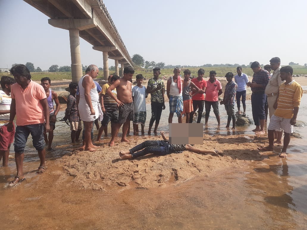 देवघर: अज्ञात युवती का संदेहास्पद स्थिति में नदी से शव बरामद, हत्या कर शव को फेंकने का आशंका