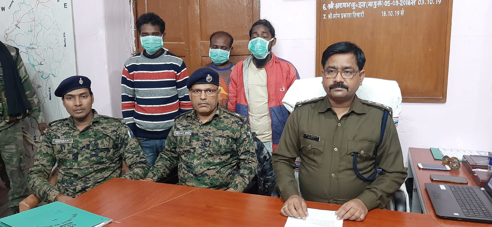 पुलिस ने तीन माओवादी समर्थक को किया गिरफ्तार, नक्सली पर्चा बरामद 