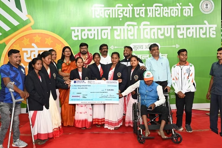 झारखंड के खिलाड़ियों को हेमंत सरकार कर रही सम्मानित, खेलगांव स्टडेयिम में 5 करोड़ कैश अवॉर्ड बांटा