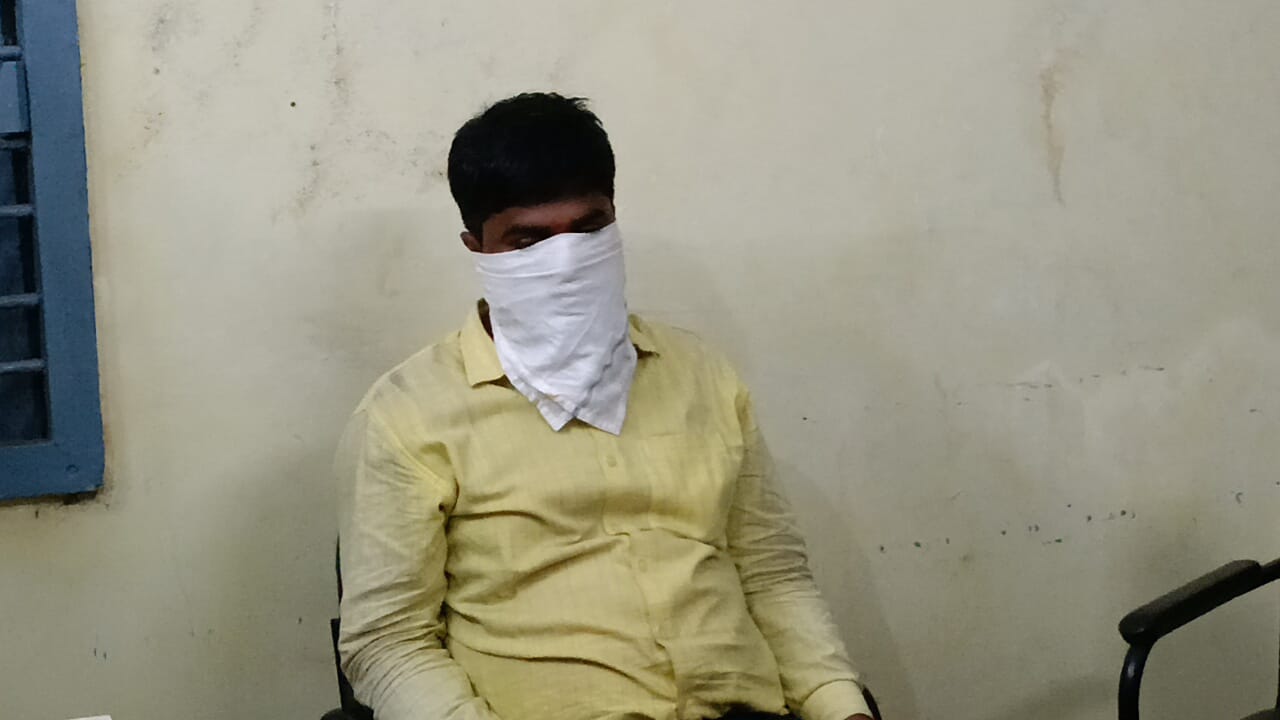 गिरिडीह में बीस हजार घूस लेते पकड़ाया लिपिक धनबाद में रह चुका है पदस्थापित,जानिए उसकी पूरी कहानी 