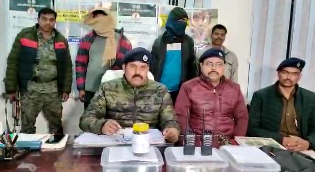 भारी मात्रा में ब्राउन शुगर के साथ दो अफीम तस्कर धराए