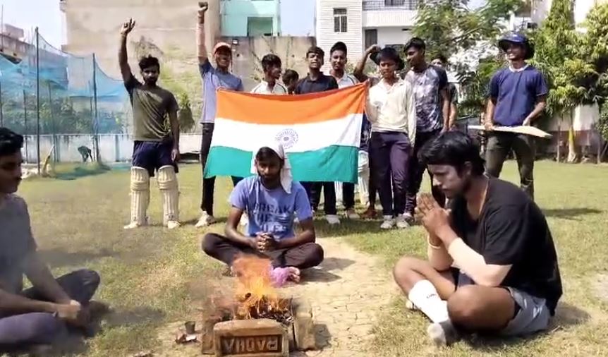 वर्ल्ड कप :भारत पाकिस्तान के महामुकाबले से पहले भारत की जीत के लिए किया जा रहा हवन, उत्साह में काफी फैंस