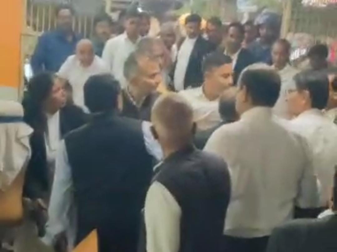 समस्तीपुर: जंग का मैदान बना कोर्ट परिसर! महिला वकील के साथ भिड़े दूसरे वकील