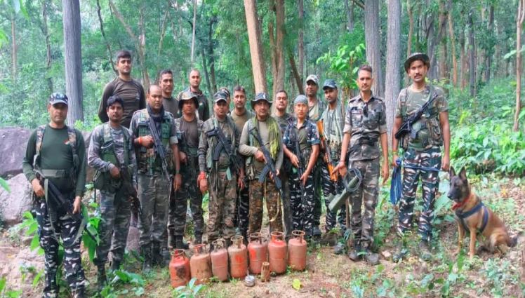 लातेहार में नक्सलियों के मंसूबे नाकाम, बूढ़ा पहाड़ में 9 सिलेंडर बम बरामद, जानिए और क्या-क्या हुआ