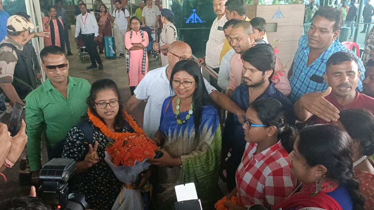 इज़राइल से लौटी रांची की बेटी विनीता, वतन पहुंचते ही जमीन को चूम रोने लगी, जानिए विनीता ने खौफ के साये से बचकर कैसे आई