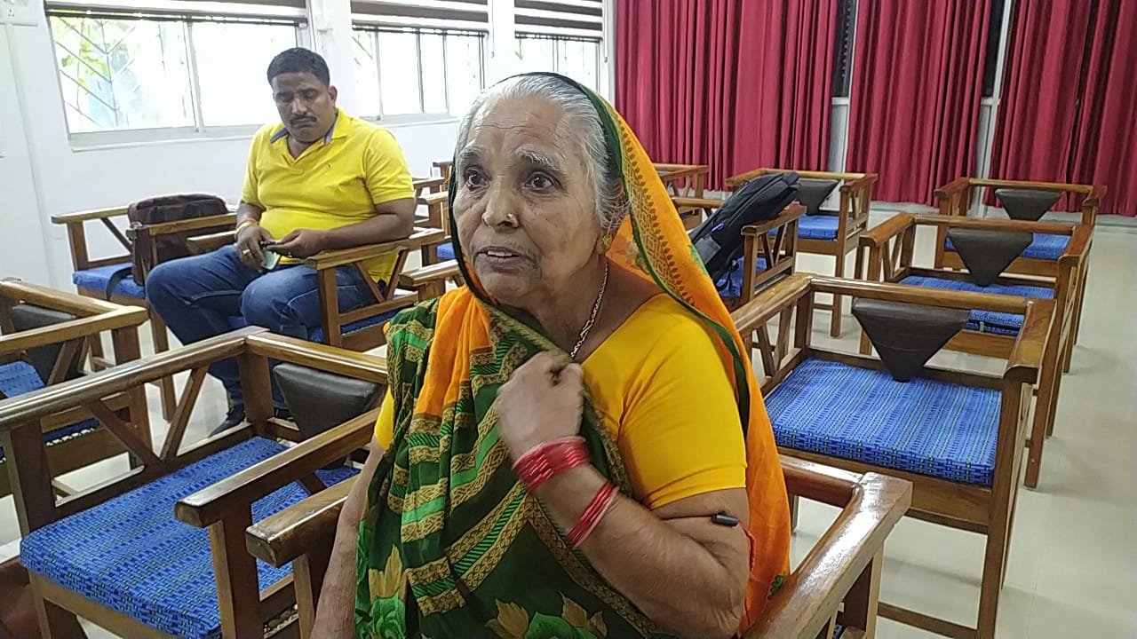 नवरात्रि में एक माँ की पूजा, तो एक का तिरस्कार क्यों? पढ़ें दर-दर भटकने को मजबूर लाचार माँ की कहानी