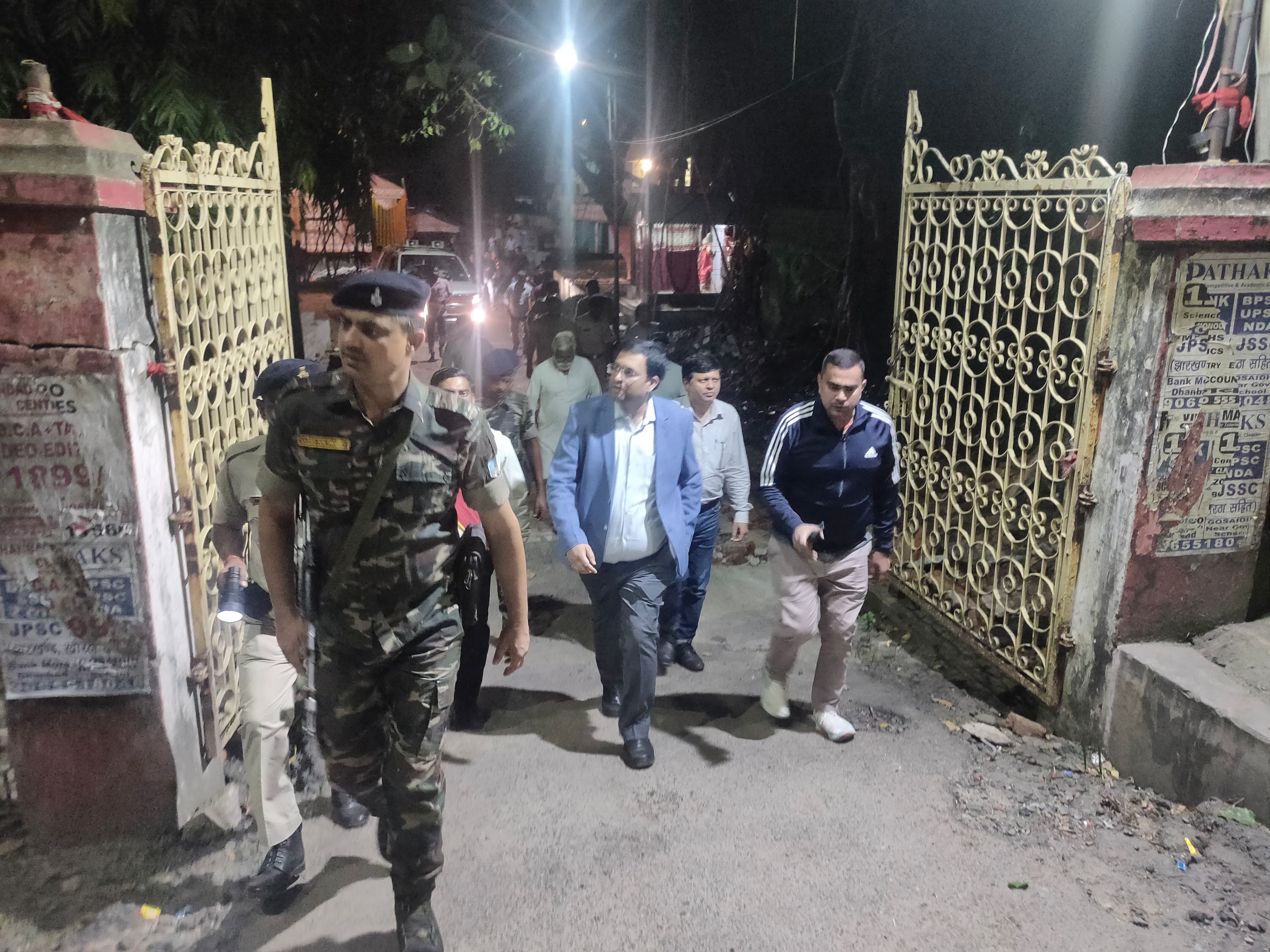 धनबाद का पूरा प्रशासनिक अमला था सड़क पर ,जानिए क्या थी वजह 