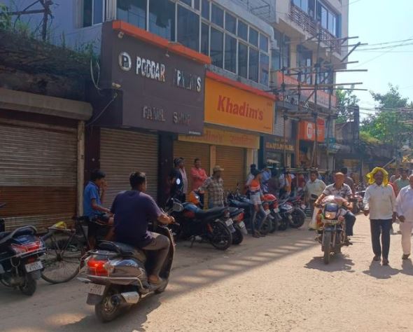 चक्रधरपुर में अतिक्रमण को लेकर सड़क पर उतरा बुलडोजर, प्रशासन और दुकानदारों में हुई जोरदार बहस, आगे जानिए फिर क्या हुआ