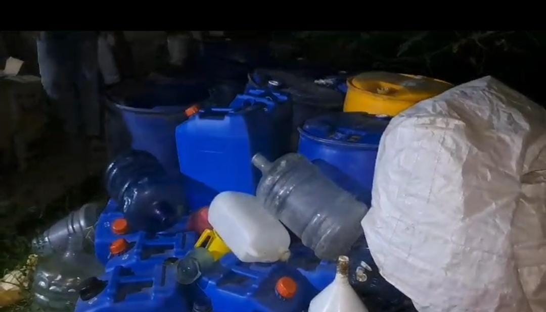 अवैध शराब के खिलाफ मानगो पुलिस को मिली बड़ी सफलता, शराब फैक्ट्री का किया उद्भेदन, लाखों का शराब बरामद