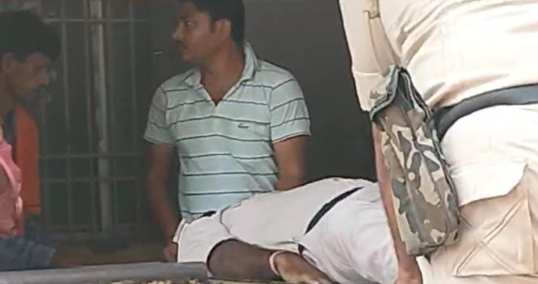 बैंक लूट के इरादे से खड़े दो अपराधी चढ़े पुलिस के हत्थे, तलाशी के दौरान फायरिंग में एक पुलिसकर्मी घायल