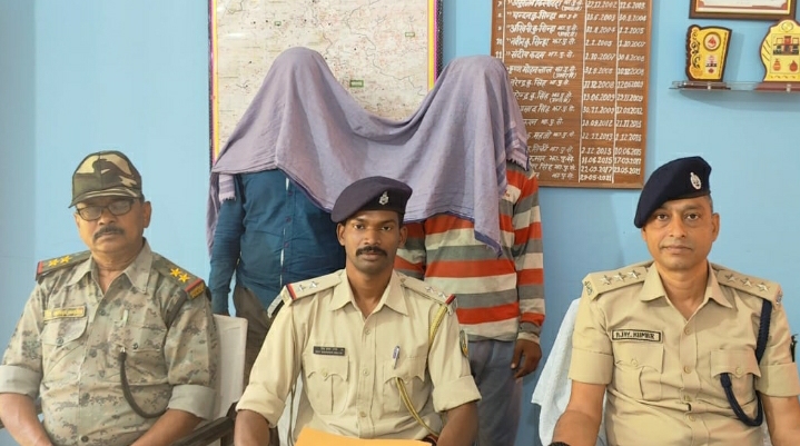 पलामू: नक्सली संगठन का एरिया कमांडर महेश्वर राम गिरफ्तार, कई सामान बरामद 