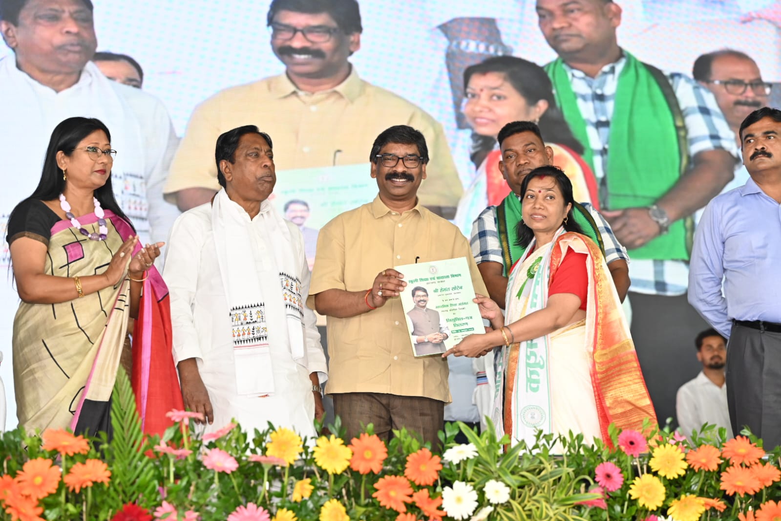 झारखंड में बदलेगी माध्यमिक स्कूलों की तस्वीर, एक साथ 827 शिक्षकों को CM ने दिया नियुक्ति पत्र