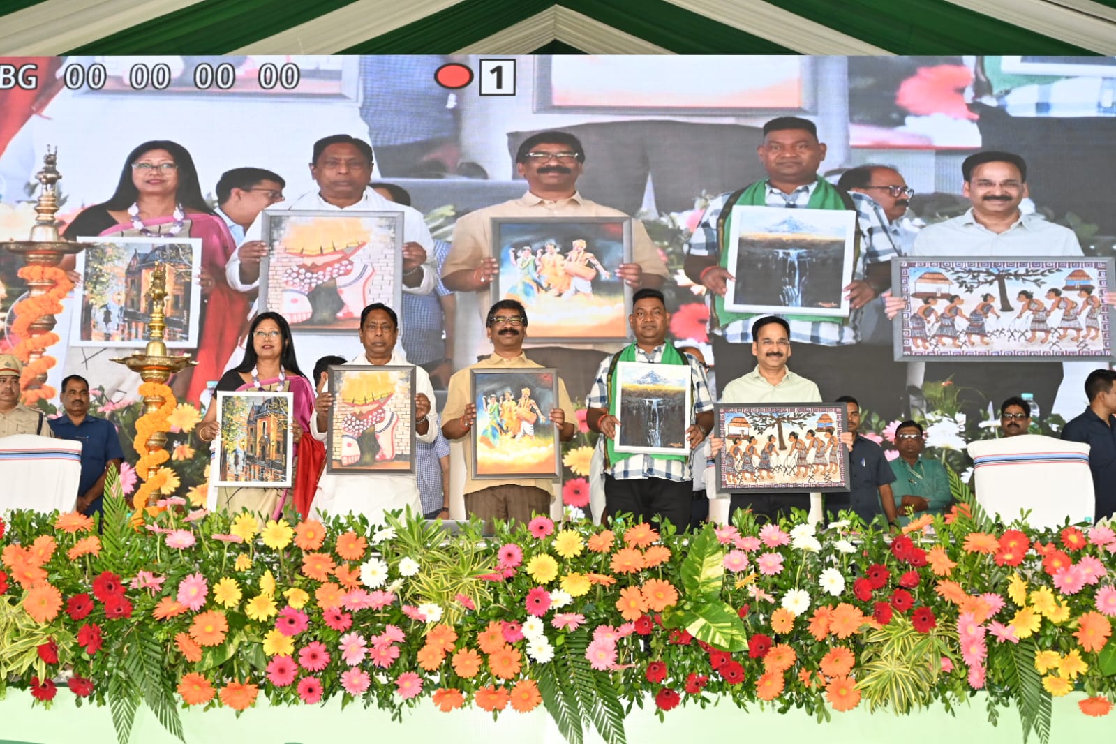 नियुक्ति पत्र वितरण करते वक्त सामने आयी सीएम हेमंत की पीड़ा! शिक्षकों से कहा मेरी लाज और स्वाभिमान की रक्षा करना