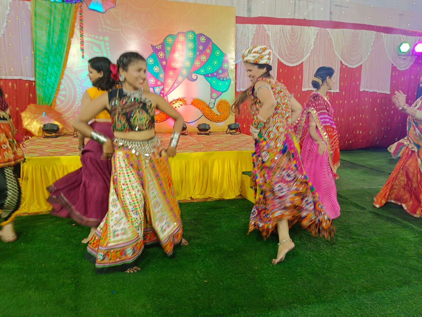 लौहनगरी में मची डांडिया नाइट की धूम, लोग गुजराती ड्रेस में जमकर खेल रहे हैं गरबा