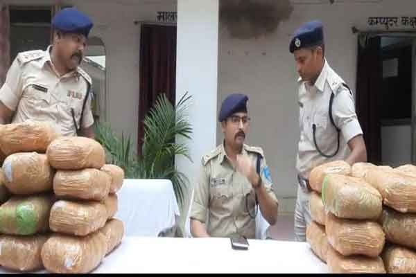 गुमला पुलिस ने दुर्घटनाग्रस्त महिन्द्रा कार से 90 किलो गांजा किया बरामद, आरोपी फरार