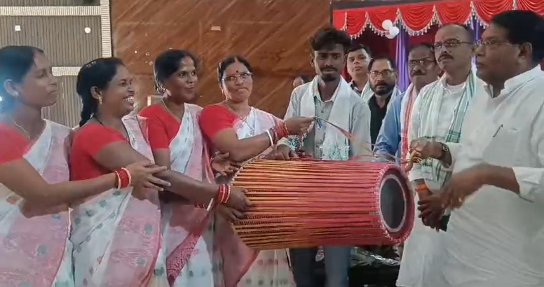 डॉ रामेश्वर उरांव की तरफ से तीन सौ खोड़हा के बीच किया गया मांदर वितरण