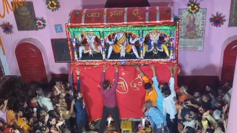 बकरे के बलि के साथ खुला मां का पट,  मन की मुराद पूरी करती है गोविंदपुर सिंघाड़ा वाली मां 