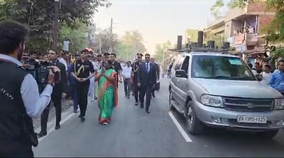 राष्ट्रपति द्रौपदी मुर्मू का तीन दिवसीय बिहार दौरा हुआ समाप्‍त, काफिला रोक लोगों और बच्चों से मिली राष्ट्रपति