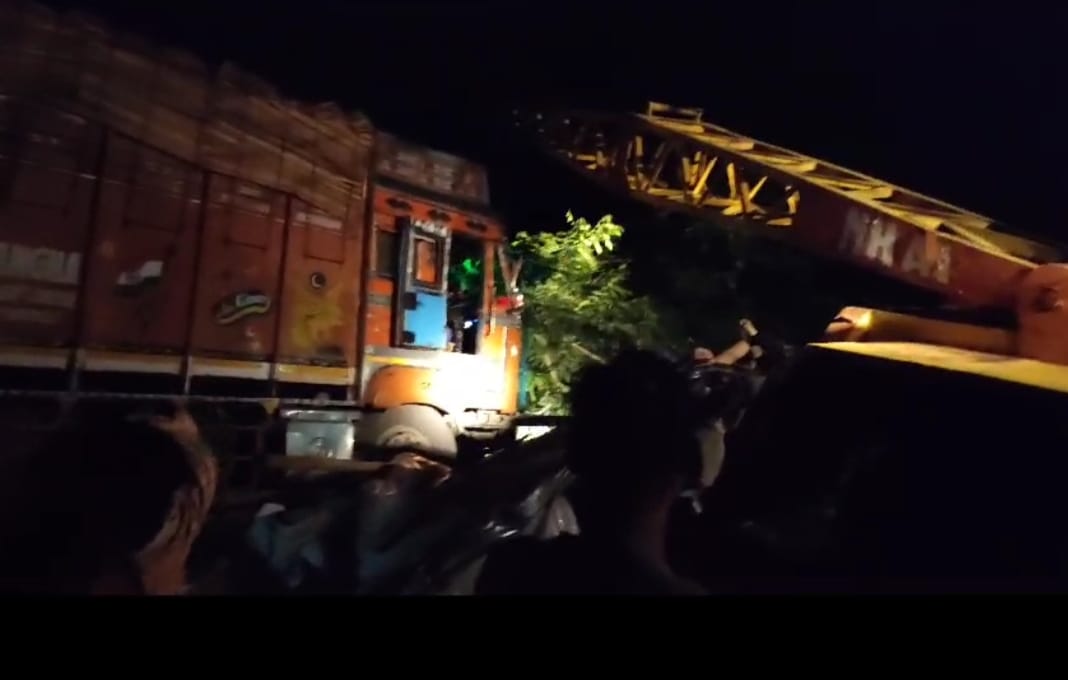 तोपचांची : दुकान में घुसा ट्रक और मालिक को साथ लेकर बढ़ाता चला गया ,जानिए फिर क्या हुआ 