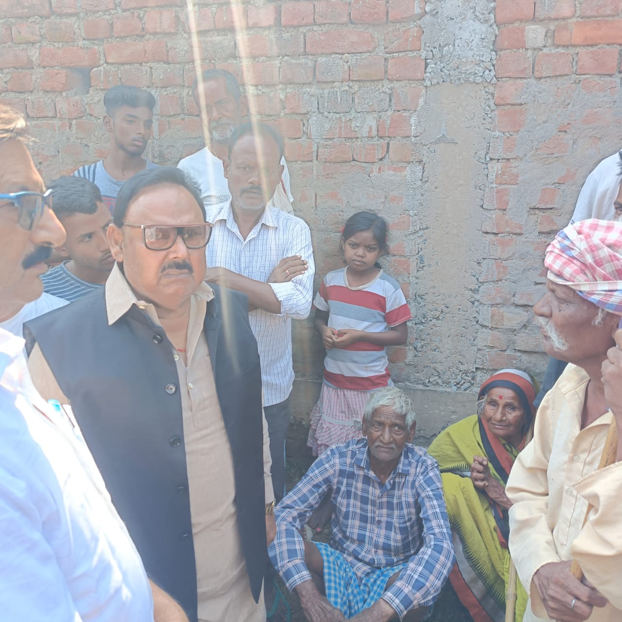 पलामू: सड़क दुर्घटना में मृत व घायल के परिजनों से मिले विधायक कमलेश सिंह, जताया दुख 