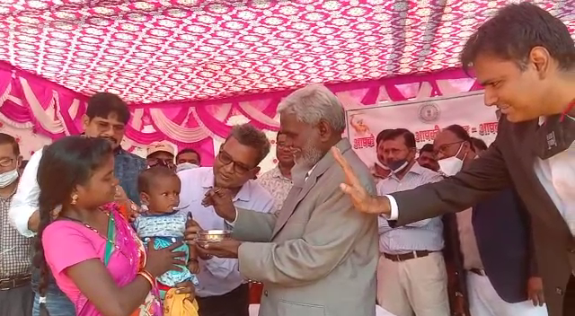 सरायकेला के ग्रामीण इलाकों में पहुंचे चंपई सोरेन, ग्रामीणों की समस्याओं का किया समाधान