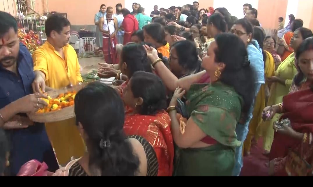 आज महानवमी पर मां सिद्धिदात्री की पूजा, पुष्पांजलि कर माता से क्षमा मांगने वालों की जुटती रही भीड़ 