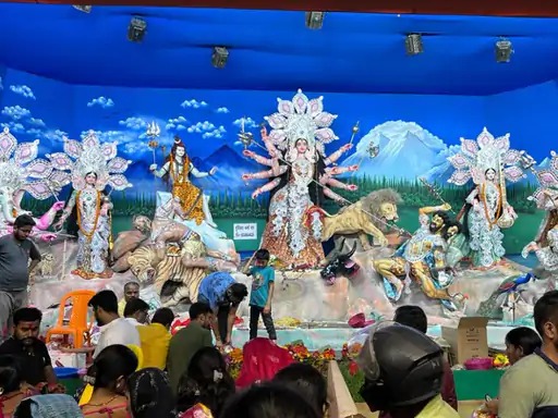 झारखंडी कारीगरों की जादूगरी! अपनी भव्यता के लिए पूरी दुनिया में मशहूर इटली की चर्च में मां दुर्गा हुई विराजमान 