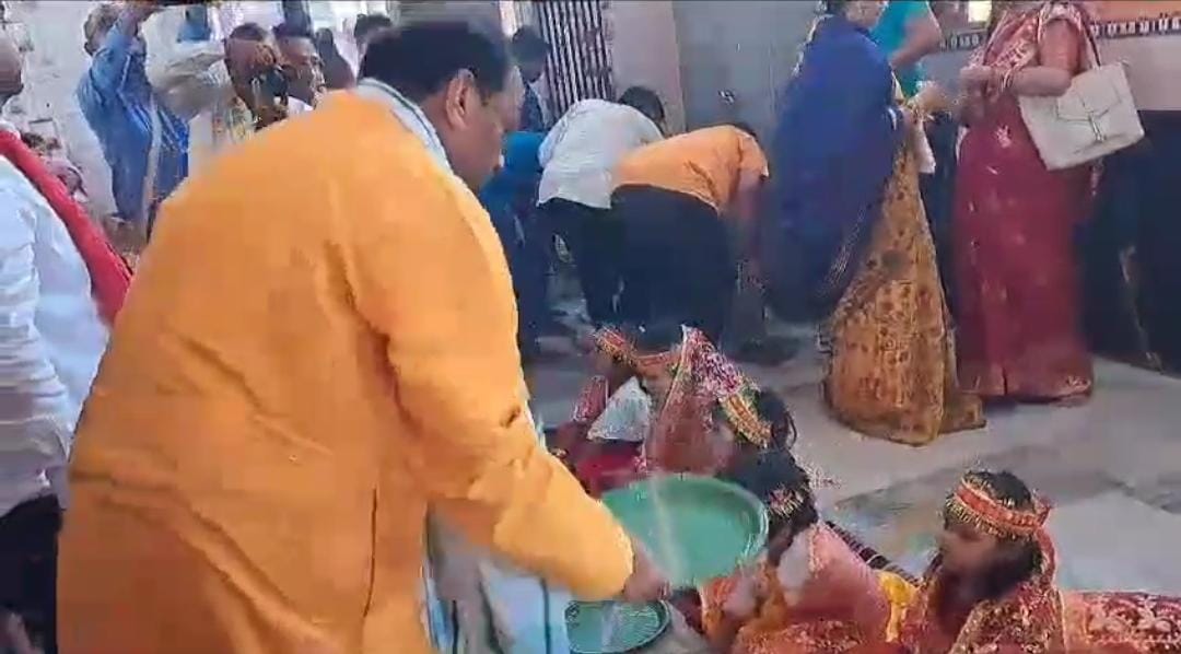 ओडिसा के राज्यपाल रघुवर दास ने किया कन्या पूजन, जनता को दी दुर्गा पूजा की शुभकामनाएं