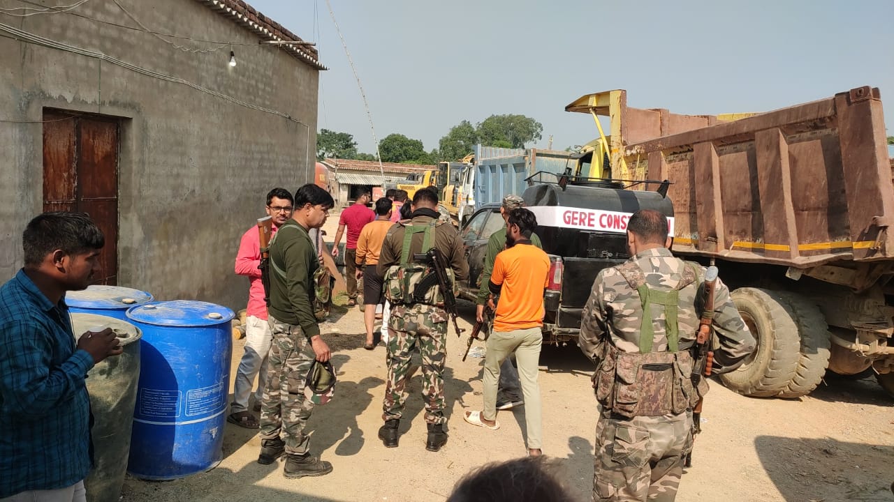 हुसैनाबाद: पत्थर क्रशर पर ग्रामीणों ने मचाया उत्पात, कई वाहन क्षतिग्रस्त