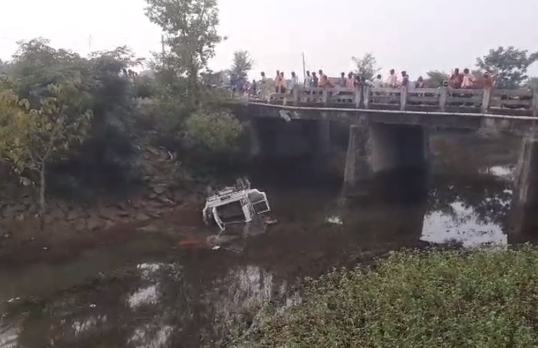 दुखद! देवघर में अनियंत्रित बोलेरो केनाल में गिरा, एक ही परिवार के पांच लोगों की मौत