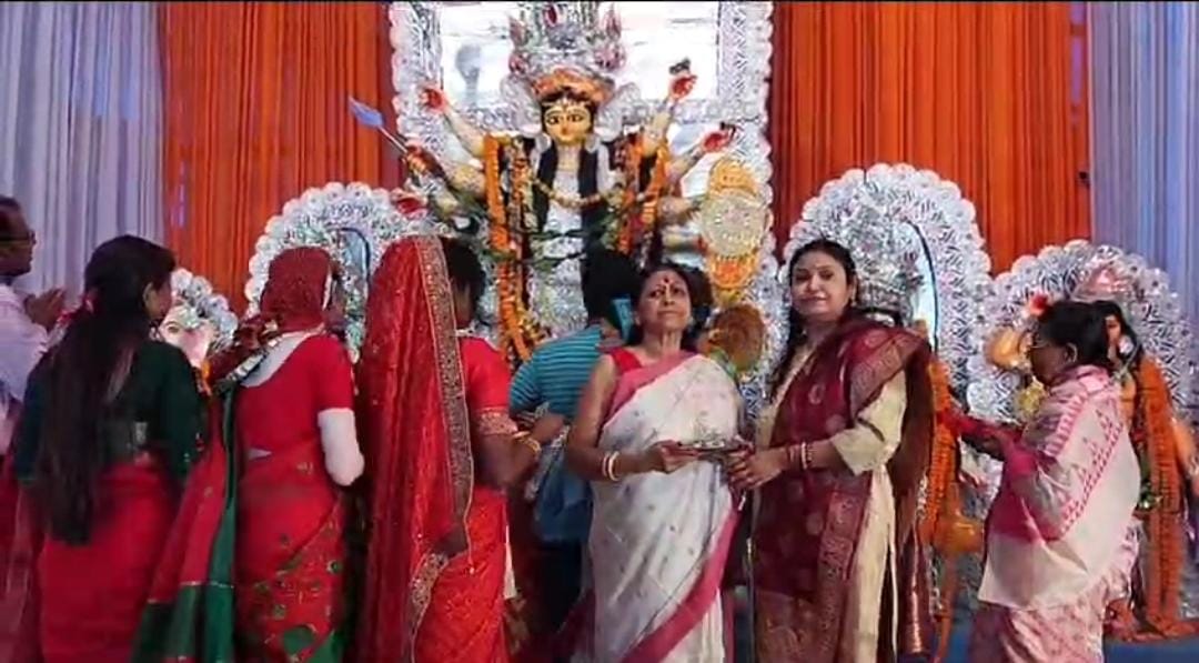 सुहागिन महिलाओं ने सिंदूर खेलकर दी मां को विदाई, पति की लंबी उम्र की मां से की कामना