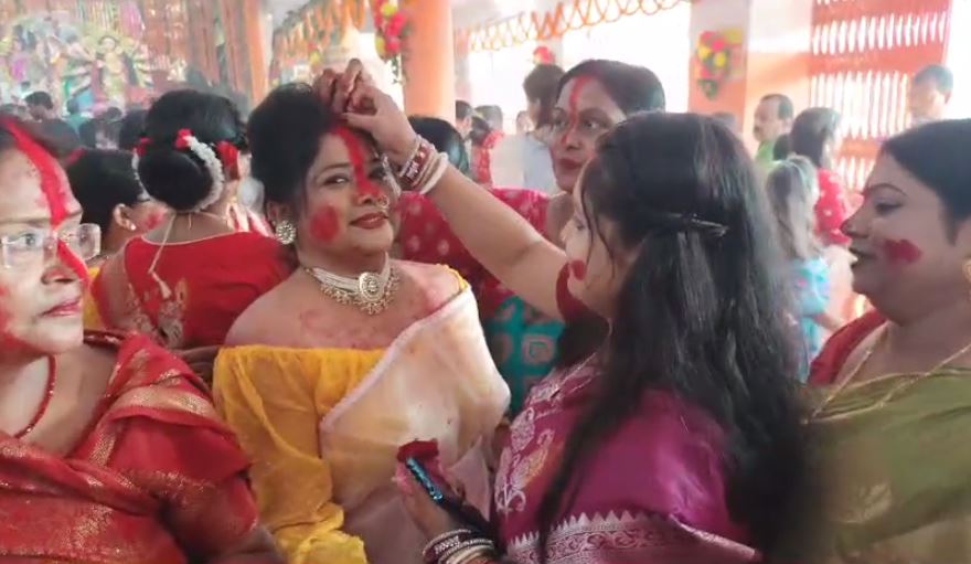 दुमका: नवरात्र पर बंगाली समाज का 'सिंदूर खेला',जानिए क्या है मान्यता 